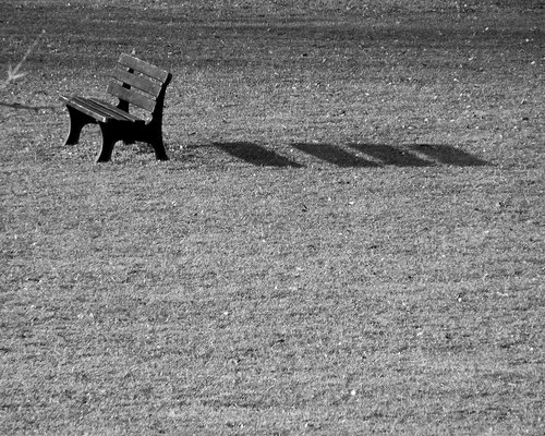 Zrelaksowana osoba spacerująca w parku podczas przerwy